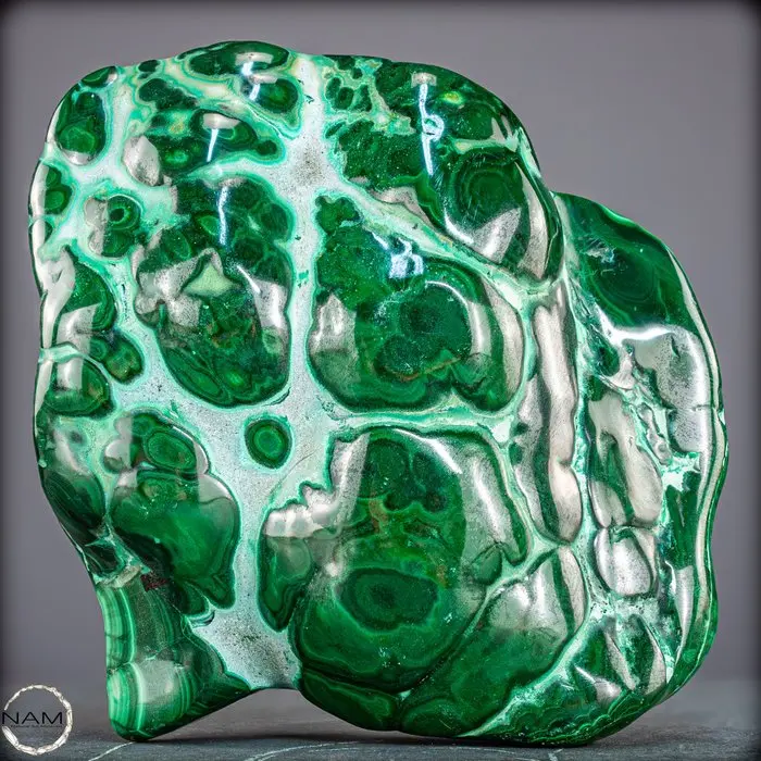 Natural malachite – polished freeform with deep banding and sculptural presence