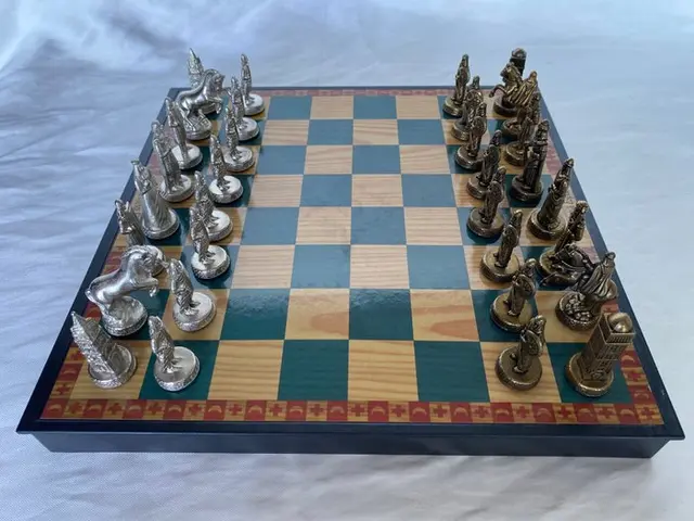 Chess set - Antique, made in bronze casting and silver-plated. 1970