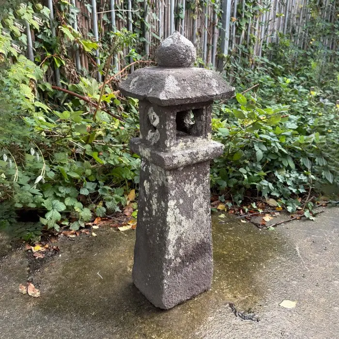 Fukuoka ishi’dôrô 石燈籠 (stone garden lantern) - Lava stone