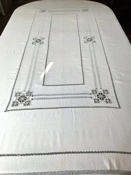 Late XIXth linen and lace table linen at 2m20 long