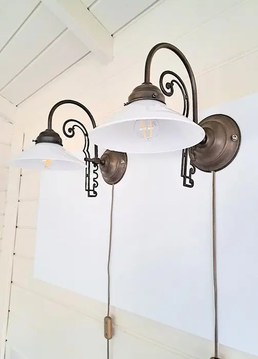 Wall lamp (2) - Wall lamps in Jugendstil or Art Nouveau style — brass