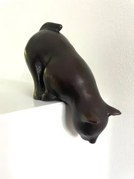 Sculpture, cat looking - 16 cm - Patinated bronze