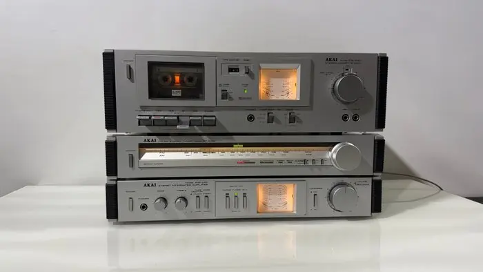 Akai - M-U01- AT-K02 - CS-M01 Solid state stereo receiver