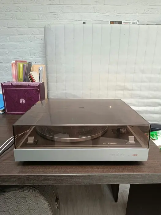 Philips - 437 Belt-Drive Semi-Automatic Turntable