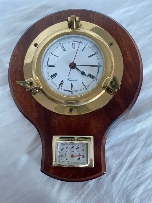 Maritime object - Vintage reloj en números romanos en ojo...