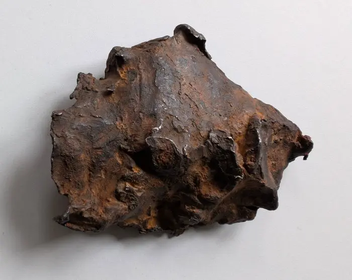 Sikhote-Alin meteorite Iron meteorite - Height: 97 mm - Width: 73 mm - 472 g