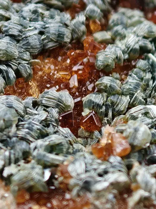 ALPINO, ORANGE GROSSULARIA with clinochlore