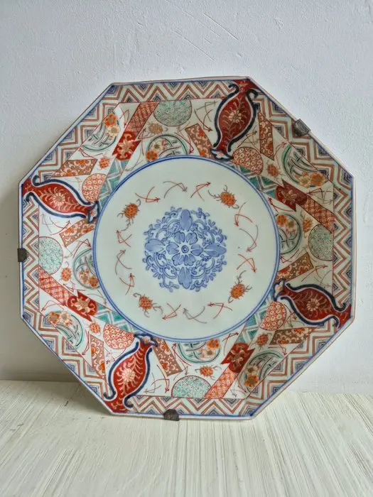 8‑sided octagonal Imari dish - Porcelain - onbekend...