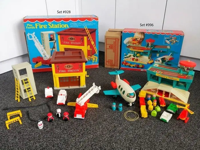 Fisher-Price - Toy 928 Play Family Fire Station + 996...