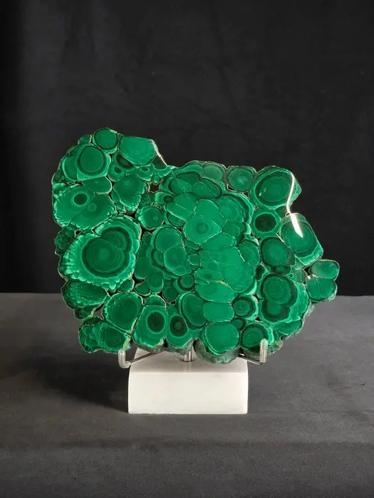 Malachite on a Carrara Marble base Freeform - Height: 14.5 cm- 1210 g