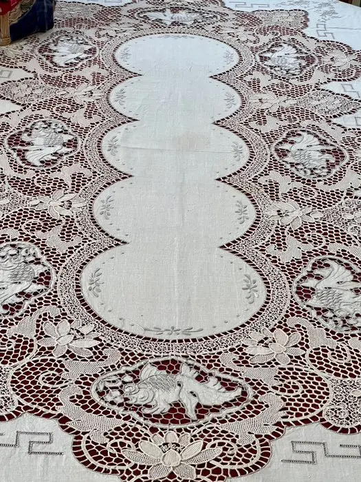 Magnificent tablecloth with 12 napkins