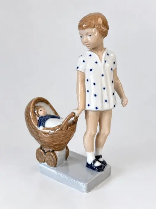 Royal Copenhagen - Figurine - Pige med dukkevogn - Porcelain