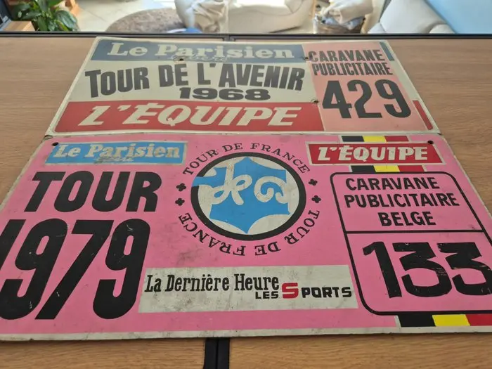Car part (2) - Le Parisien - Plaques Tour de France 1979...