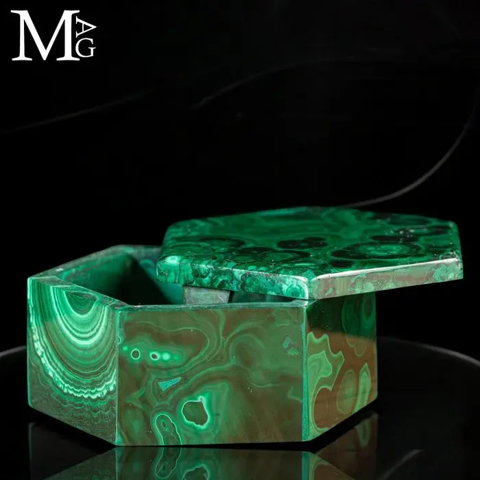 Green malachite with concentric and botroidal patterns