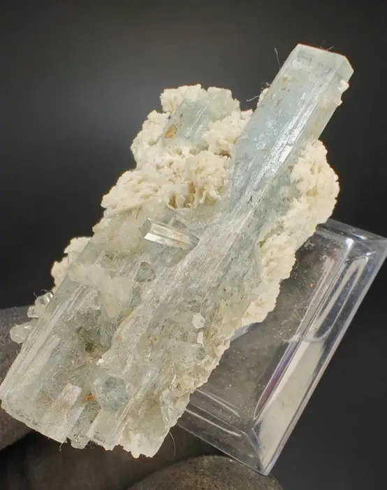 Aquamarine Crystals on matrix - Height: 6 cm - Width: 3 cm- 50 g