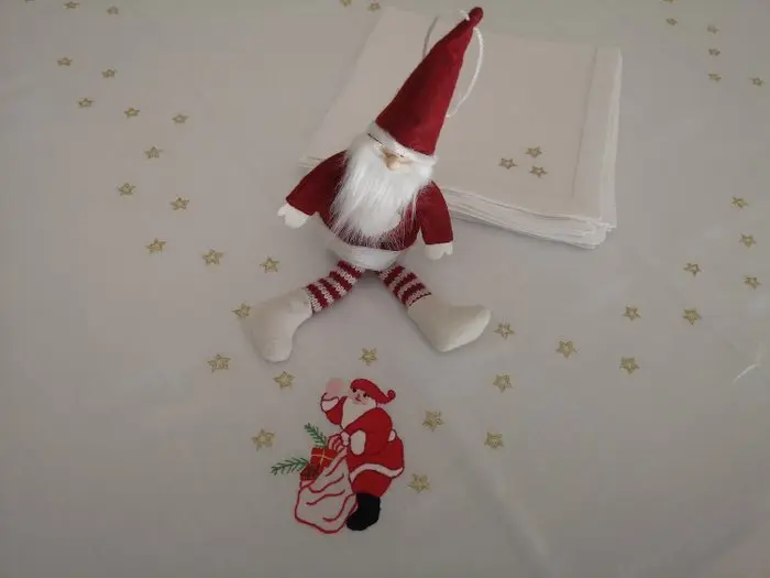 Prestigiosa Tovaglia natale 12 posti in purissimo lino...