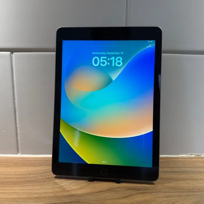 Apple iPad (5th Generation) 128GB Wifi - Mobile phone