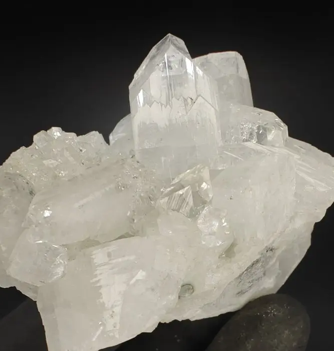 Apophyllite Crystals on matrix - Height: 8 cm - Width: 6 cm- 207 g
