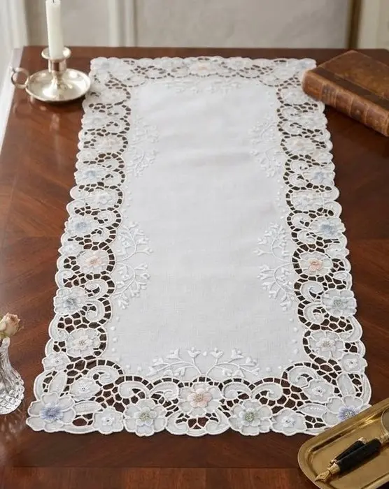 Centrepiece - Linen - Antique craftsmanship