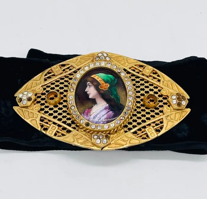 Belt ornament - France - Belt with enamel portrait