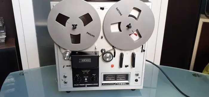 Akai - 1720L 4-track stereo with built-in amplifier and speakers