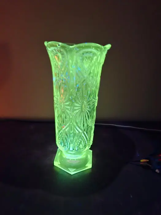 Scailmont, (?) - Vase - floral relief - Uranium Persglas - Circa 1930