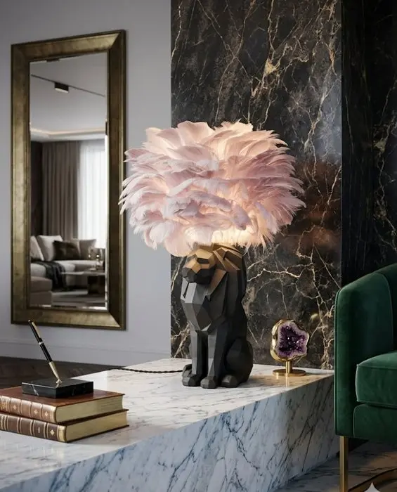 Figurine table lamp - Resin, feathers
