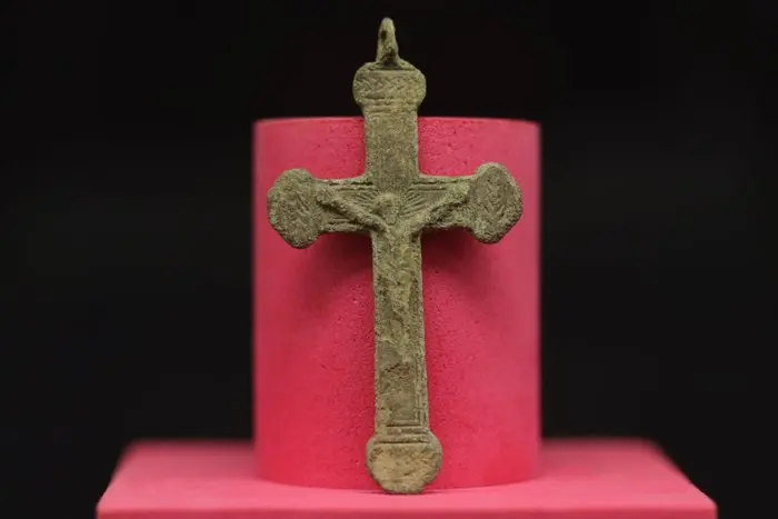 Medieval (Gothic) - Bronze Votive Cross pendant - 5.6 cm (No reserve price)