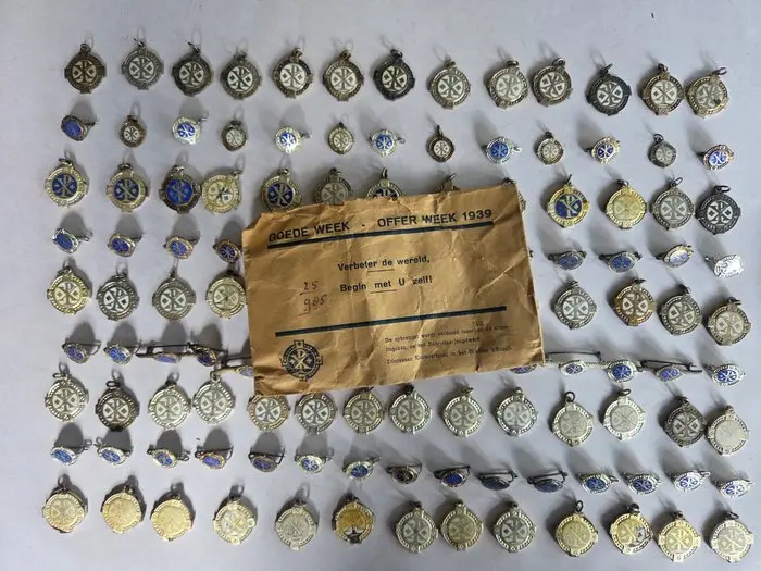 Large collection of 123 religious Catholic medals + envelope