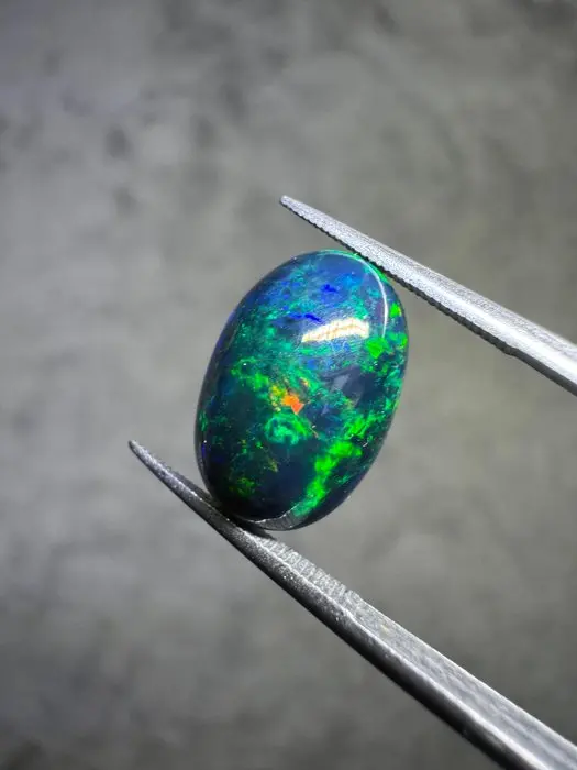 Natural Ethiopian black opal. 3.50 carats. No reserve! oval cabochon- 0.7 g
