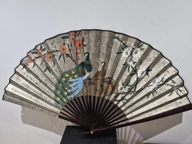Gran abanico chino pintado a mano con pavos reales y motivos florales