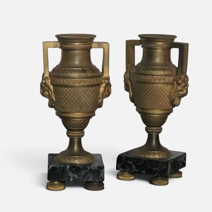 Rare Paire de flambeaux en bronze ciselé et doré Vase à...