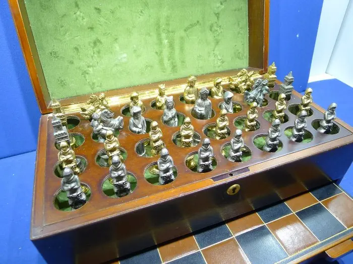 Jeu d'échecs en metal doré et étain en coffret gainé cuir...