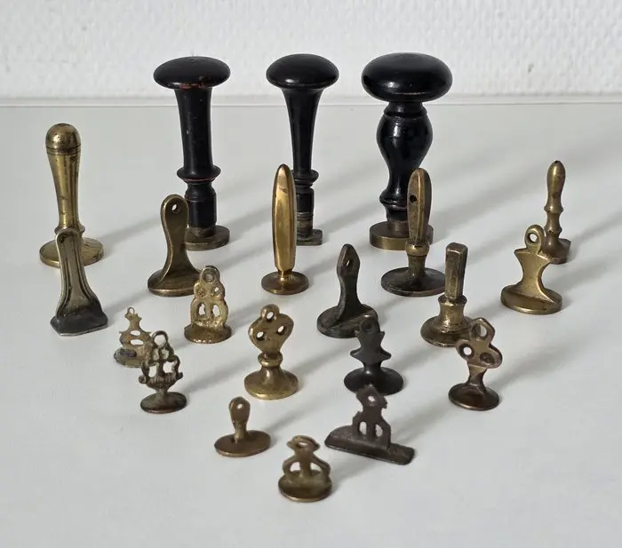 20 pieces Antique lacquer stamps, Ottoman, among others. (No reserve price)
