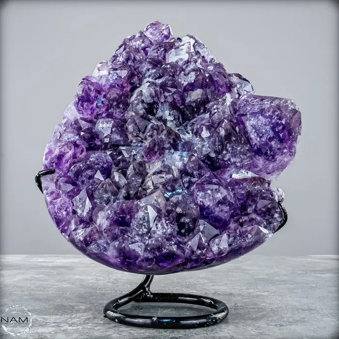 Majestic amethyst on a stand – teardrop-shaped natural...