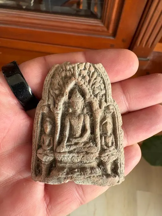 Buddhist votive tablet 'Three Buddhas' – Terracotta –...