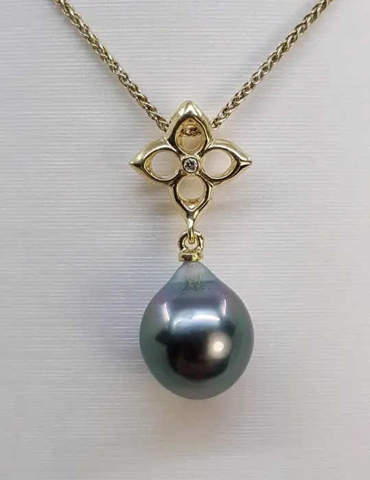 Pendant - 14 kt. Yellow gold - 0.01ct. tw. - 10x11mm Tahitian Pearl