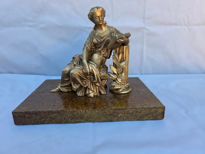 Sculpture, scultura donna che legge - 25 cm - antimony marble