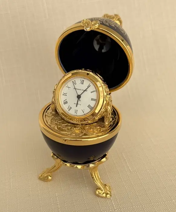 Watch in a collector's egg. - Porcelain - 1990-2000 - Egg in Romanov style