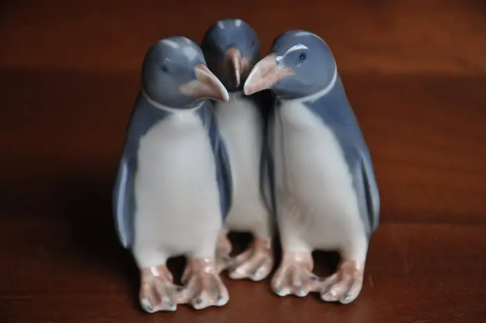 Royal Copenhagen - Statue, groep pinguins - 10 cm - underglaze technique