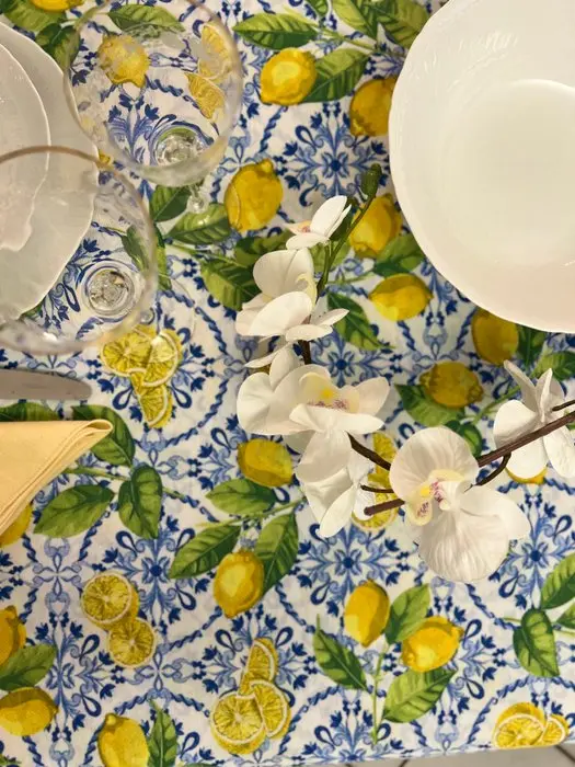 Elegant tablecloth for large banquets