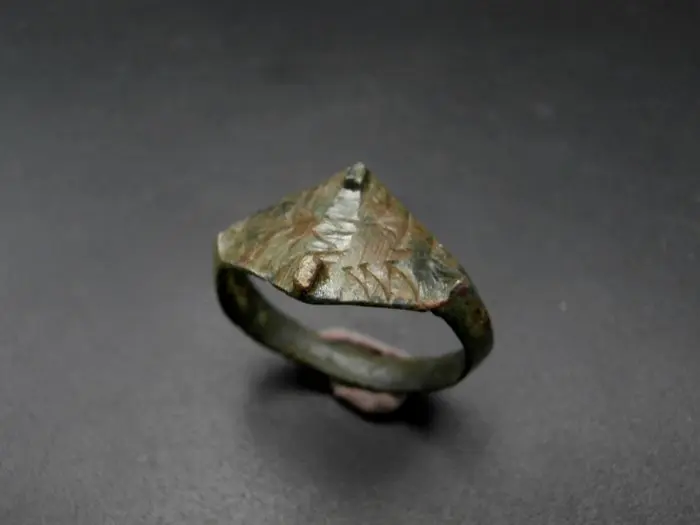 Viking period: beautiful bronze Viking "horned" ring (No reserve price)
