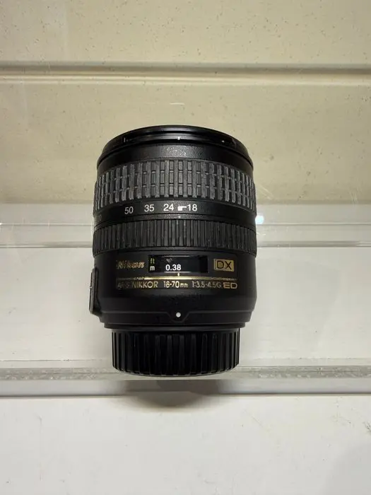 Nikon AF-S NIKKOR 18-70mm 1:3.5-4.5G ED DX Prime lens