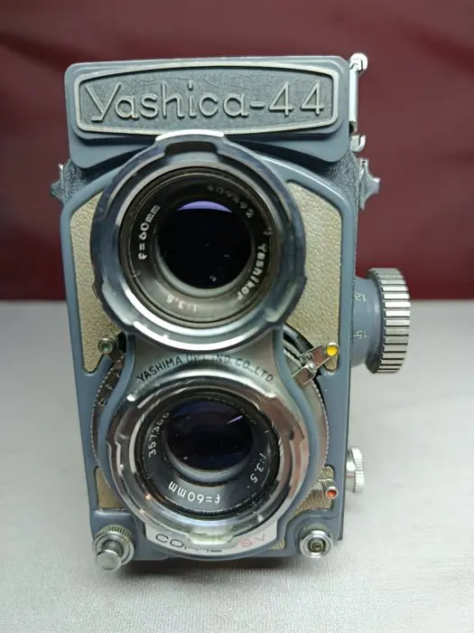 Yashica 44 Twin lens reflex camera (TLR)