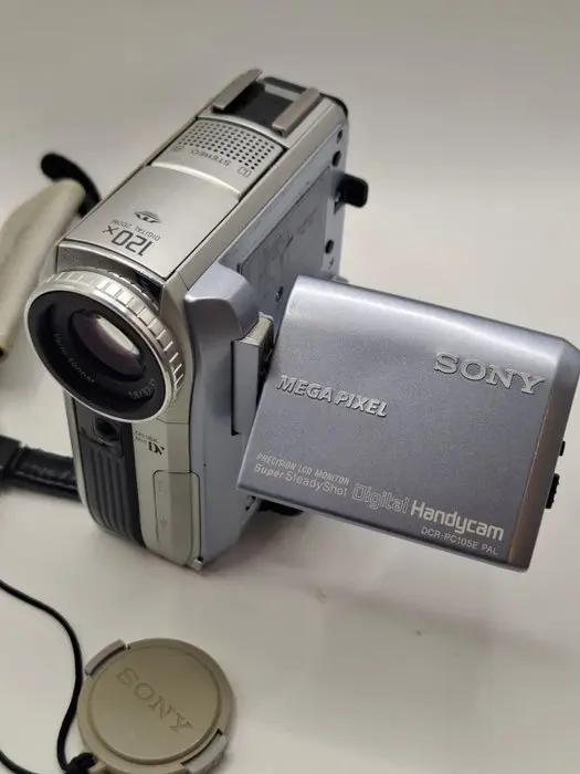 Sony DCR-PC105E Mini DV-DV camera
