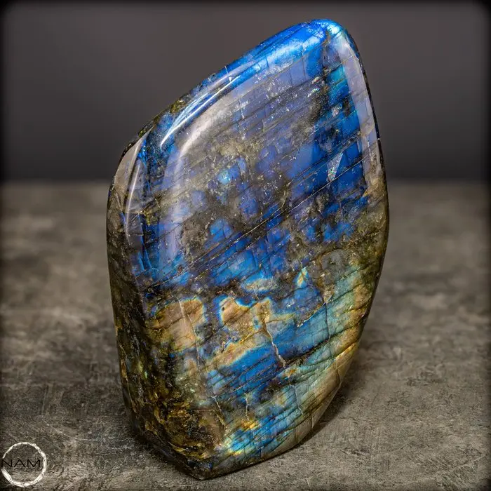 Natural labradorite from Madagascar – Nature's shimmering...