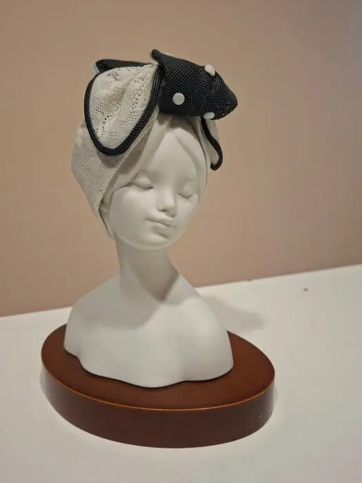 Lladró - Lladró - Sculpture, Busto piccolo fiocco nero - 21 cm - Porcelain