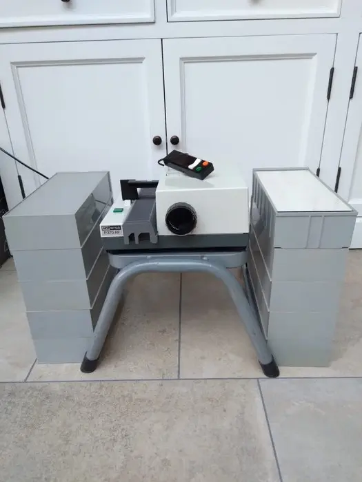 UNIVERSA P 370 AF Slide projector