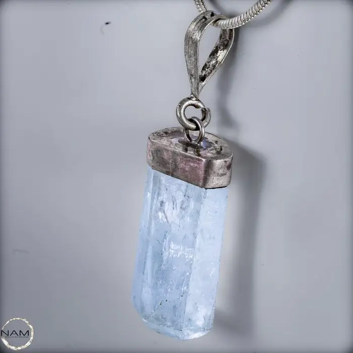 Aquamarine pendant – Crystal-clear beauty in delicate sky-blue, 23.7 ct- 4.74 g