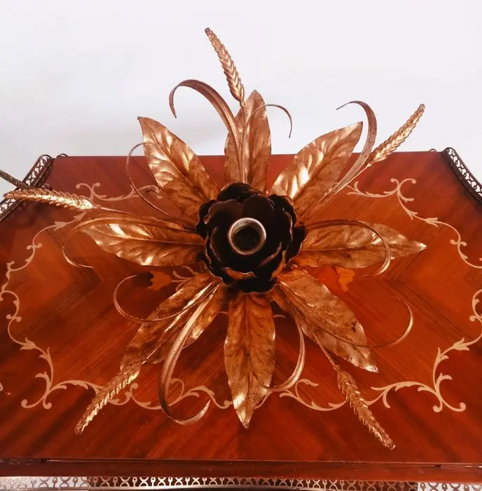 In the style of Hans Kögl - Wall lamp - Gold leaf, gold plating, wrought iron